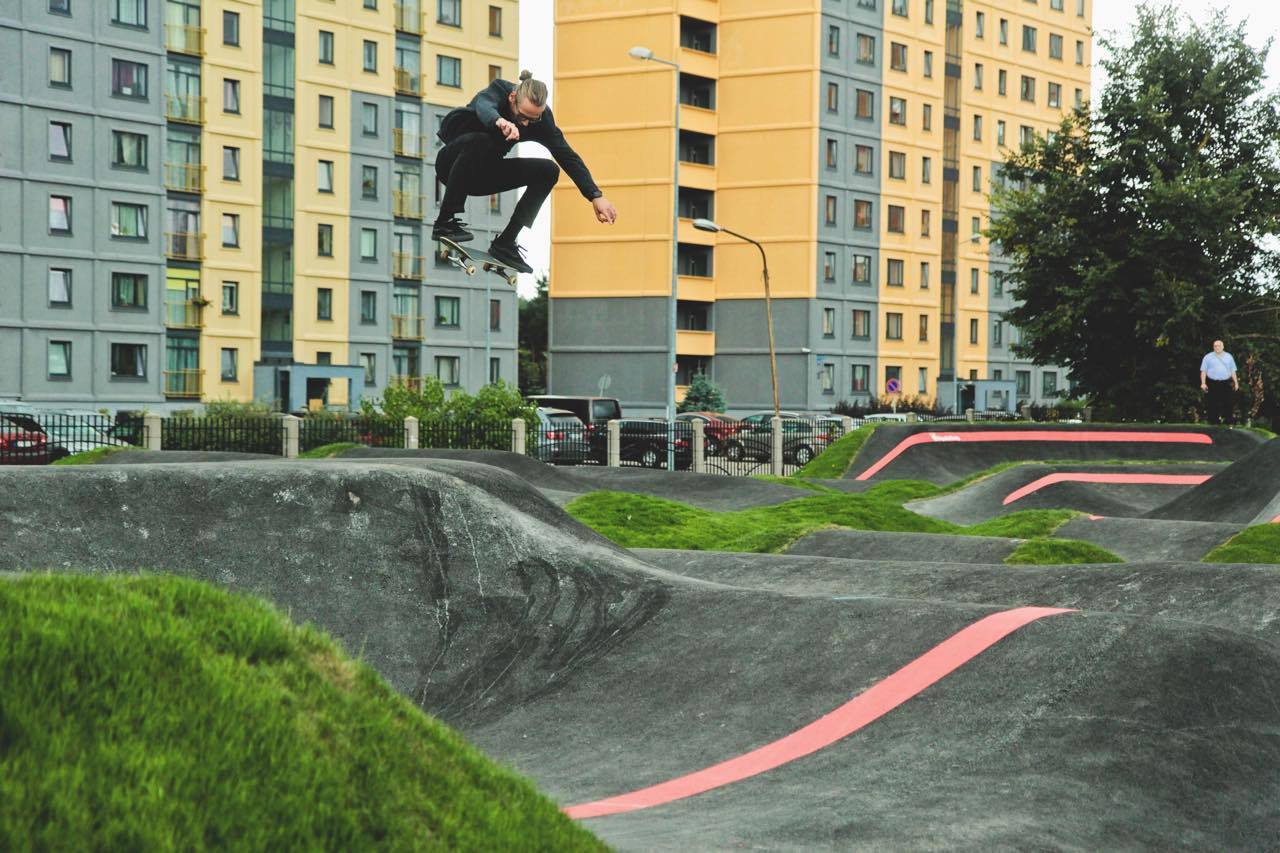 skater high ollie wearing black clothes